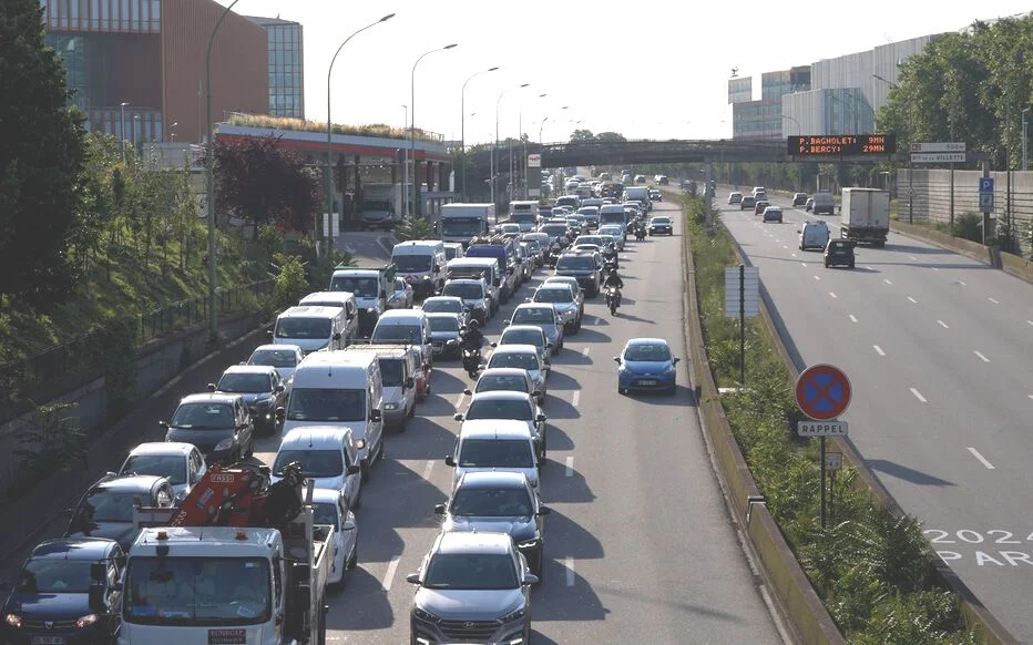 Parigi: corsia più a sinistra è riservata alle auto che trasportano almeno due persone