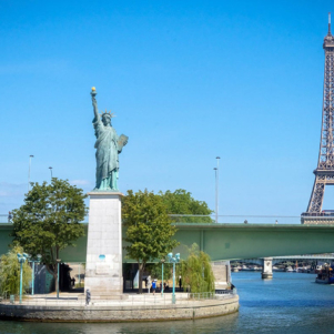 la statua della libert&agrave; a Parigi...ce ne sono 6 esemplari in tutto...