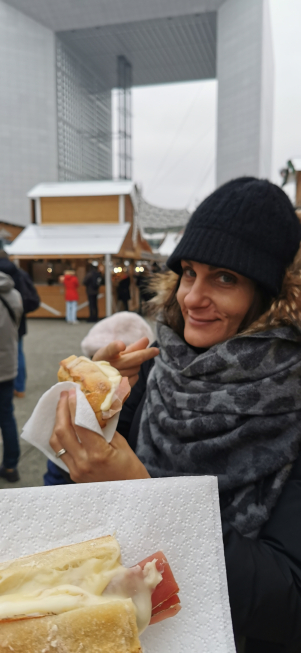 panino con raclette al mercatino di natale a Parigi La Defense