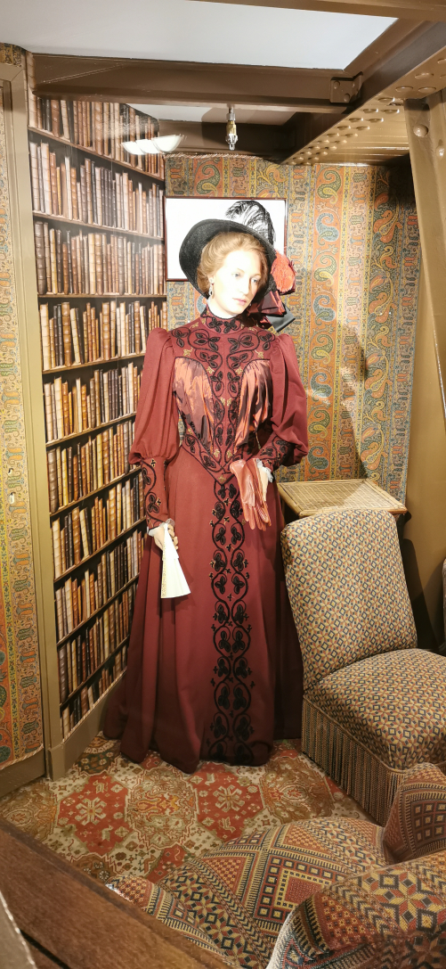 la figlia di Gustave Eiffel nel piccolo appartamento al 3° piano della torre eiffel