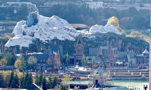 montagna del nord e palazzo di ghiaccio di Elsa
