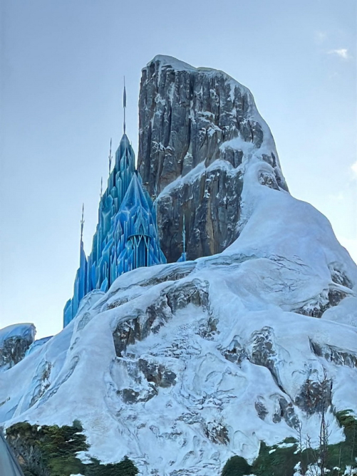montagna del nord e palazzo di ghiaccio di Elsa