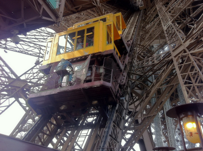 manichino ascensori della torre eiffel