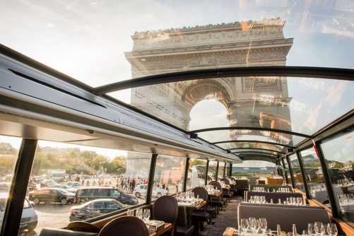 mangiare sopra un PULLMAN che gira per Parigi
