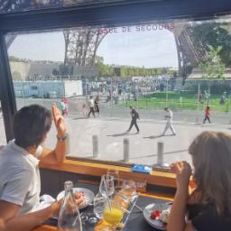 mangiare sopra un PULLMAN che gira per Parigi