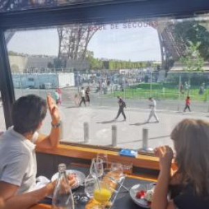 mangiare SOPRA UN PULLMAN che gira per Parigi: pranzo, cena insolita