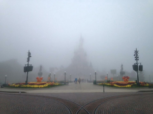 castello di Disneyland Paris con la nebbia, non si vede