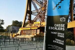 entrata per le scale della torre eiffel