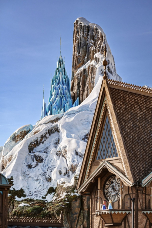 montagna del nord e palazzo di ghiaccio di Elsa
