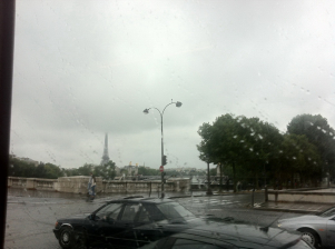 parigi sotto la pioggia
