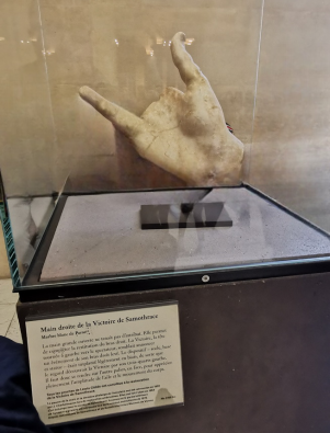 mano della Nike di Samotracia museo Louvre a Parigi