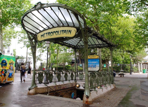 entrate della metropolitana a Parigi di Hector Guimard: edicola Abbesses