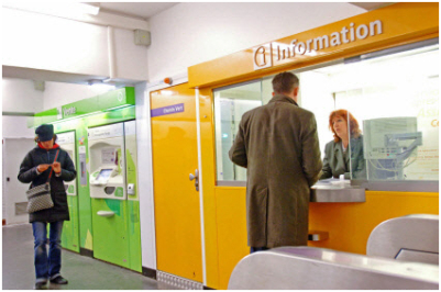 sportello informazioni con addetto alla metropolitana di Parigi