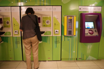 sportello automaticoricarica Navivo alla metropolitana di Parigi