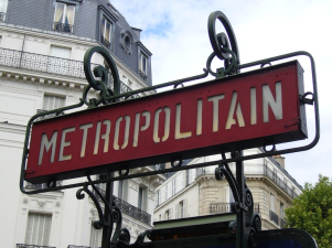 insegna entrate metropolitana parigi