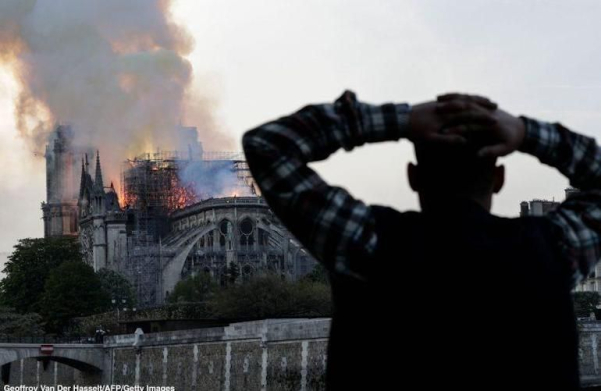 incendio notre dame parigi