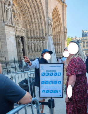 notre dame parigi divieto canottiera spalle scoperte