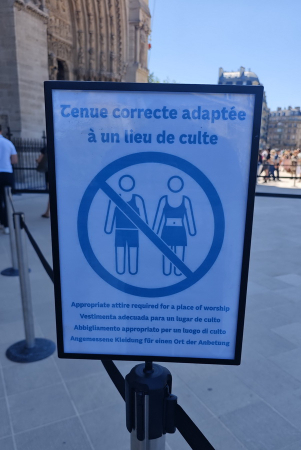 notre dame parigi divieto canottiera spalle scoperte