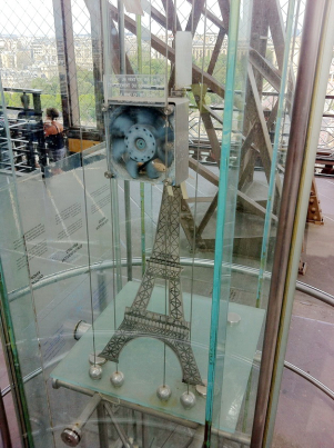 pannelli informativi primo piano torre eiffel