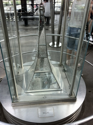pannelli informativi primo piano torre eiffel