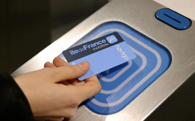 pass-navigo-al-tornello metro Parigi