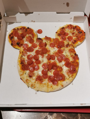 pizza Pepperoni, a forma di topolino a disneyland paris