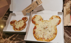 pizza Pepperoni e 4 formaggi, pizza a forma di topolino a Disneyland Paris