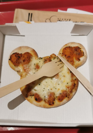 pizza Pepperoni, a forma di topolino a disneyland paris