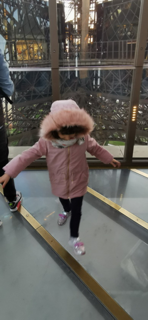 pavimento in vetro primo piano torre eiffel