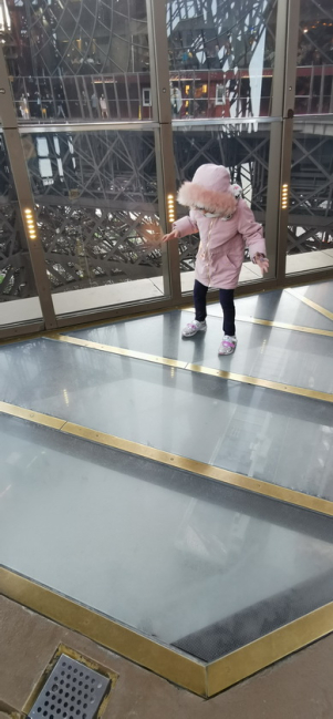 pavimento in vetro primo piano torre eiffel