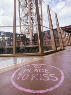 punto dei baci place to kiss primo piano torre eiffel