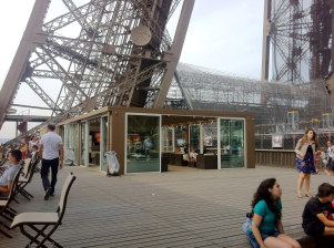 bar primo piano torre eiffel