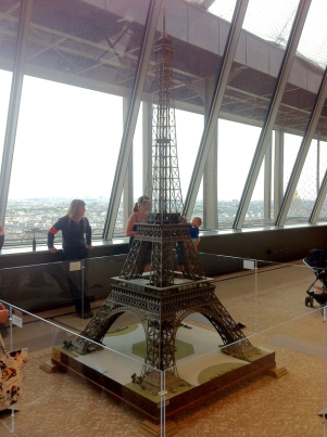 pannelli informativi primo piano torre eiffel