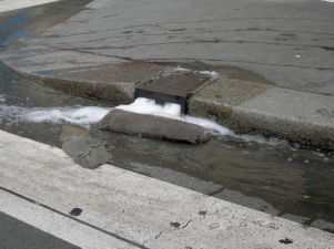 pulizia delle strade a Parigi...Bouches de lavage