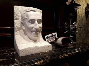 salon mickey disneyland paris busto walt disney