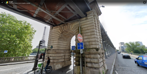 selfie su torre Eiffel dal pont de Bir-Hakeim