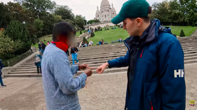 braccialettisti invadenti a Montmartre