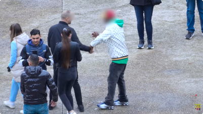 braccialettisti invadenti a Montmartre