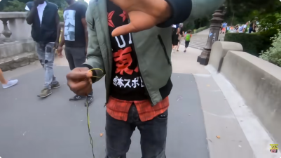 braccialettisti invadenti a Montmartre