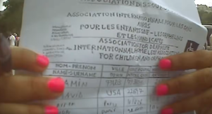 finta raccolta firme a Parigi