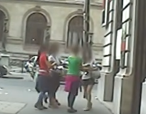 finta raccolta firme a Parigi