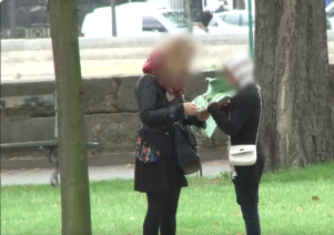 petizione finta raccolta firme a Parigi