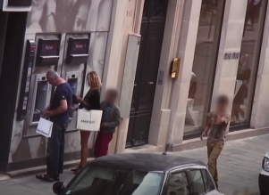 scippo al bancomat a Parigi