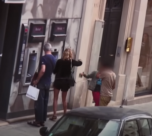 scippo al bancomat a Parigi