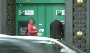 scippo al bancomat a Parigi