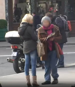 finta raccolta firme a Parigi