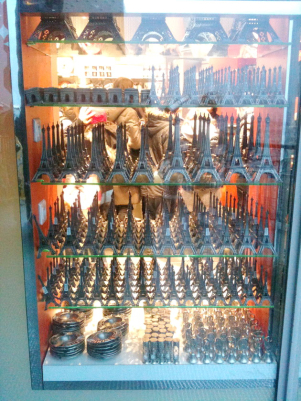 negozio souvenir secondo piano torre eiffel