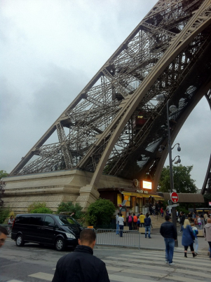 arco alla base della torre eiffel