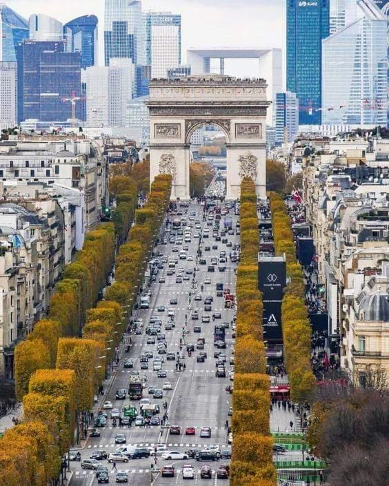 Champs Elysees con arco di trionfo a Parigi e sul fondo L Defense