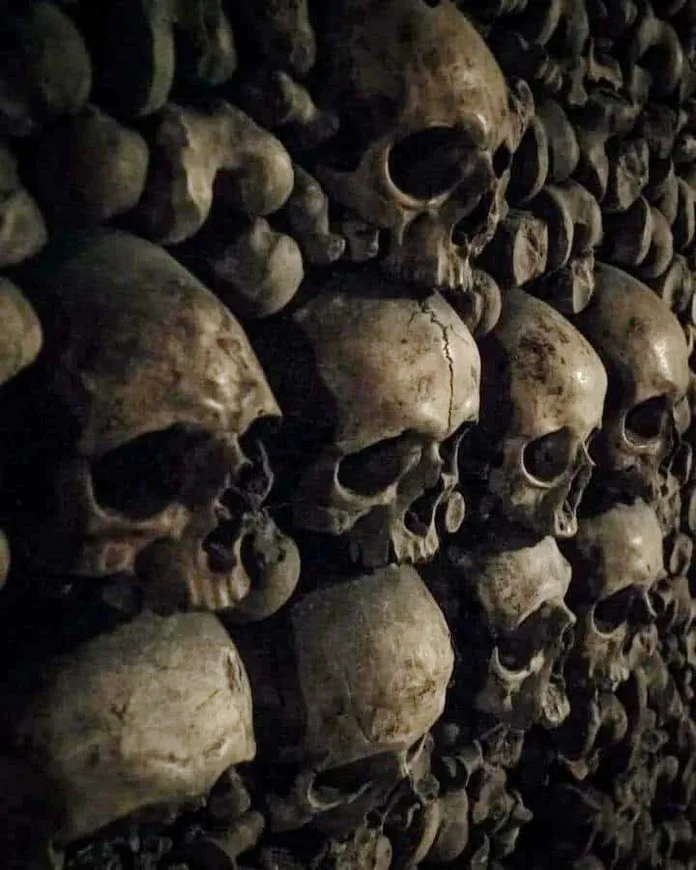 teschi umani nelle catacombe di Parigi